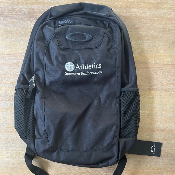 NWT Oakley Enduro 20L Backpack in Black w/ Stitched Coverable Logo - Picture 1 of 6